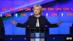 Senador de Vermont Bernie Sanders, Hillary Clinton y el exgobernador de Maryland Martin O'Malley en debate demócrata.