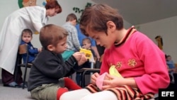 Varios niños juegan en un hospital especial para niños con el virus del SIDA, en la ciudad ucraniana de Donetsk.