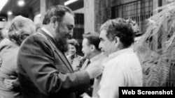El dictador Fidel Castro impone una condecoración a García Márquez en La Habana