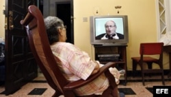 Una mujer observa por televisión el mensaje del cardenal Jaime Ortega hoy, martes 13 de marzo de 2012, en La Habana. El mensaje fue transmitido con motivo de la próxima visita del Papa Benedicto XVI a la isla. 