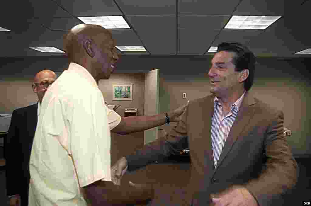 Guillermo Fariñas greets reporter Ricardo Quintana