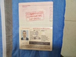 Copia del pasaporte oficial del doctor Alvarez.
