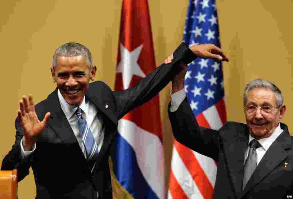 Raúl Castro levantó el brazo del presidente de EEUU Barack Obama en un gesto que lo declaraba &quot;ganador&quot;, al finalizar la rueda de prensa conjunta en el Palacio de la Revolución, en La Habana.