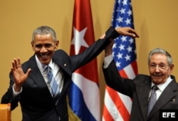 Raúl Castro (d) y el presidente de Estados Unidos Barack Obama saludan hoy, lunes 21 de marzo de 2016, durante una rueda de prensa.