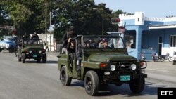 Soldados de las Tropas Especiales cubanas patrullan este 24 de marzo de 2012, los alrededores del altar preparado para la misa que oficiará el papa Benedicto XVI 