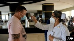 Personal médico chequea temperatura a turistas en Varadero