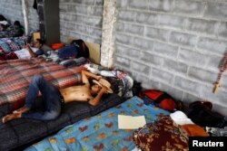 Migrantes cubanos descansan en un albergue en Nuevo Laredo.