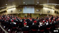 Vista general de la primera congregación de cardenales, preparatoria del cónclave que elegirá al sucesor de Benedicto XVI, en Roma.