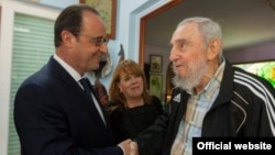 El presidente de Francia, Francois Hollande con el fallecido exgobernante cubano, Fidel Castro.