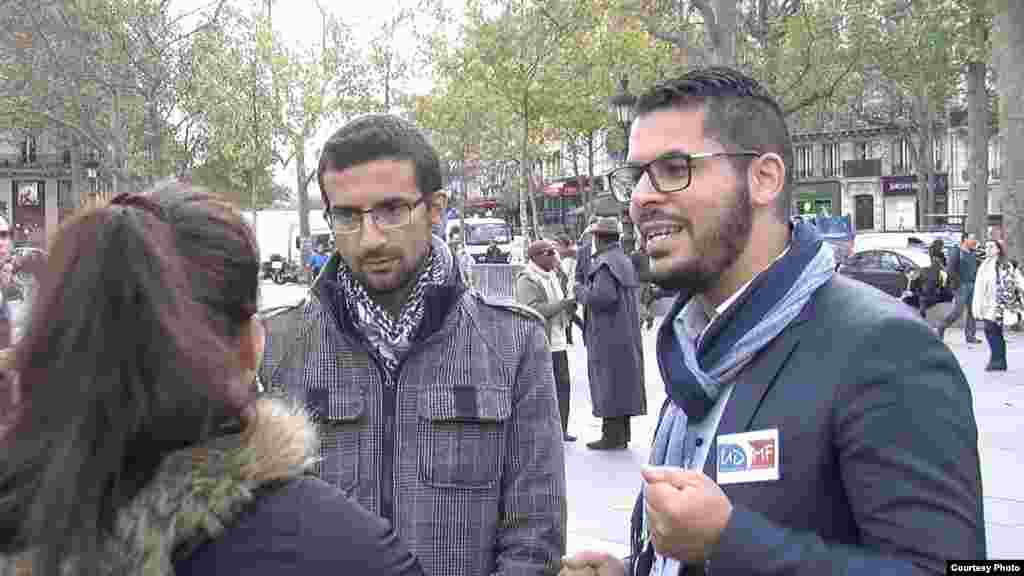 Fatiha y un francés conversan con la periodista Bryant