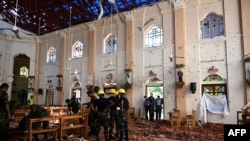 Personal de seguridad inspecciona el interior de la iglesia de San Sebastián en Negombo, Sri Lanka, el 22 de abril de 2019
