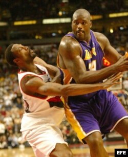 O'Neal (d) cuando jugaba con los Lakers de Los Ángeles.