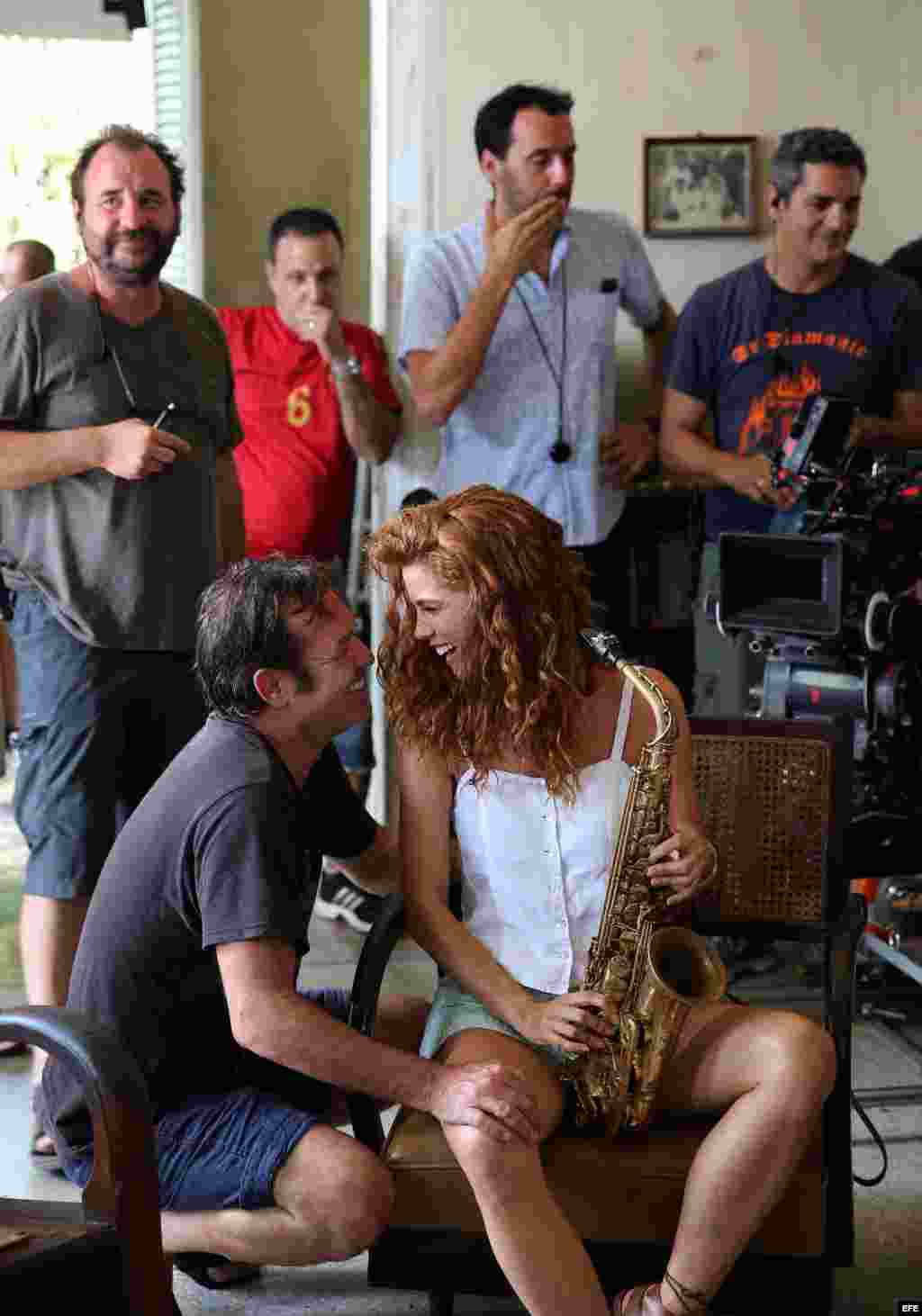  El actor cubano Jorge Perugorría (i) y la actriz colombiana Juana Acosta (d) conversan durante el rodaje de una escena.