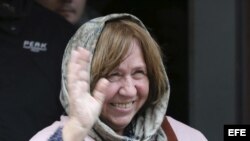  La escritora y periodista bielorrusa Svetlana Alexievich tras la rueda de prensa en Minsk (Bielorrusia) hoy, 8 de octubre de 2015. La escritora ha ganado hoy el Premio Nobel de Literatura, según anunció la Academia Sueca hoy en Estocolmo.