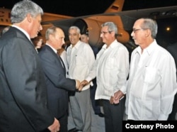 El vicepresidente de Cuba, Miguel Díaz-Canel, presenta funcionarios al presidente de Rusia, Vladimir Putin.