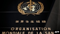 Logo de la OMS en la sede de la entidad en Ginebra.