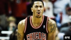 El jugador de Bulls Derrick Rose protesta una decisión arbitral durante un partido ante Knicks por la NBA en el United Center de Chicago, Illinois (EE.UU.).