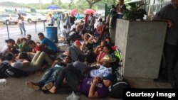 Cubanos varados en la frontera de Costa Rica con Nicaragua esperan una solución para continuar camino a EEUU. Foto: CB24.