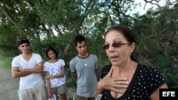 Ofelia Acevedo en el lugar donde ocurrió el accidente