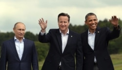 El presidente estadounidense, Barack Obama (d), posa junto al primer ministro británico, David Cameron (c) y el presidente de Rusia, Vladímir Putin (i), en el marco de la Cumbre del G8 que se celebra en Lough Erne en Irlanda del Norte (Reino Unido).