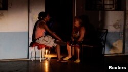 Cubanos esperan en la oscuridad el restablecimiento del servicio eléctrico durante un apagón. (Archivo)