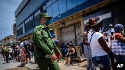 Un soldado patrulla una cola frente a un mercado en La Habana. (AP/Ramon Espinosa)