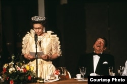 La Reina Isabel II y Ronald Reagan