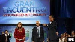 Mitt Romney (d), durante una entrevista con los presentadores Jorge Ramos (c) y Maria Elena Salinas (i), en el programa de Univisión "Meet the Candidates", Florida 