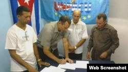 José Daniel Ferrer (centro) firma documento de alianza. Ovidio Martín,(UNPACU, der.), Ramón Salazar (PAP, izq.)