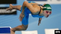 La lituana Ruta Meilutyte se lanza al agua para nadar la final de los 100m braza femenina de los Campeonatos del Mundo de Natación que se ha celebrado en la piscina del Palau Sant Jordi de Barcelona en la que ha conseguido la medalla de oro.