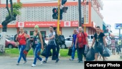 Cubanos de compras en Guyana (Guyana Chronicle)