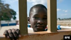 Un niño observa desde el portón que separa Haití y República Dominicana en Ouanaminthe.
