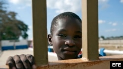 Un niño observa desde el portón que separa Haití y República Dominicana en Ouanaminthe (Haití). 