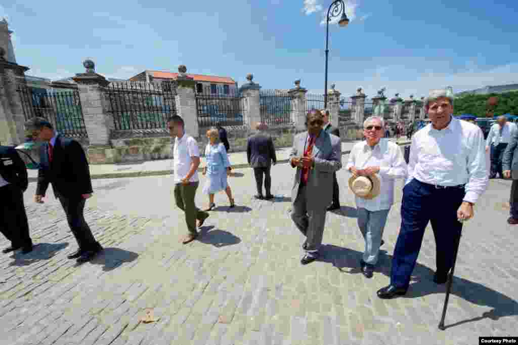 John Kerry y el historiador de La Habana, Eusebio Leal, caminan hacia la Plaza de Armas.