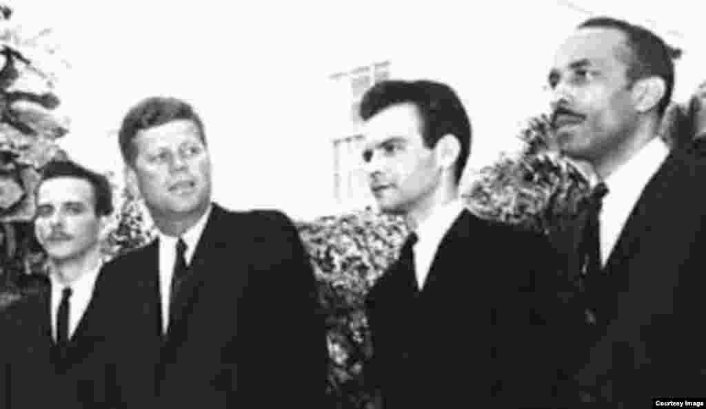 El presidente JFK con jefes de la Brigada 2506 (Oliva a la derecha). 
