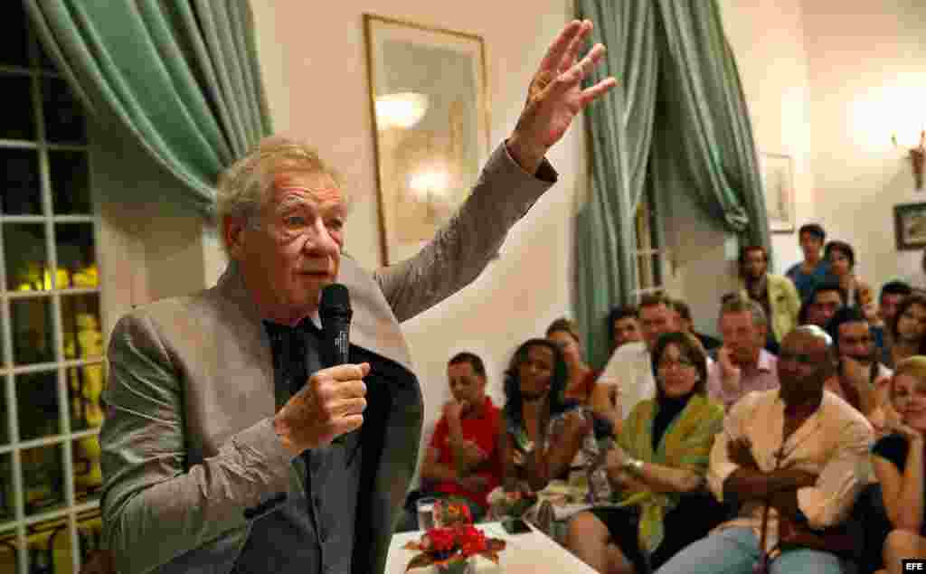 El actor británico Ian McKellen habla en un conversatorio hoy, martes 16 de febrero de 2016, en La Habana (Cuba).