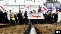 Miembros del sindicato Solidaridad bloquean las vías del tren cerca de la estación de Katowice durante la jornada de huelga general en la región polaca de Silesia, Polonia. 