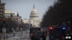 Vista del Capitolio en Washington D.C., desde la avenida Constitution.