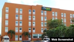 Cubanos arrestados en hotel de Cancún.