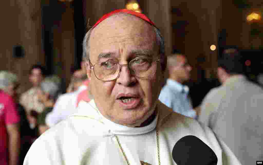 El cardenal cubano y arzobispo de La Habana, Jaime Ortega, habla a los medios al término de una misa oficiada por el cardenal italiano Beniamino Stella.