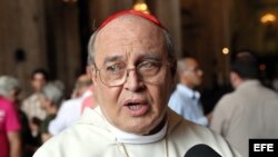 El cardenal cubano y arzobispo de La Habana, Jaime Ortega, habla a los medios al término de una misa oficiada por el cardenal italiano Beniamino Stella.
