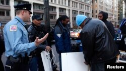 Un policía pide a los vendedores ambulantes que le muestren sus permisos para vender en la calle.