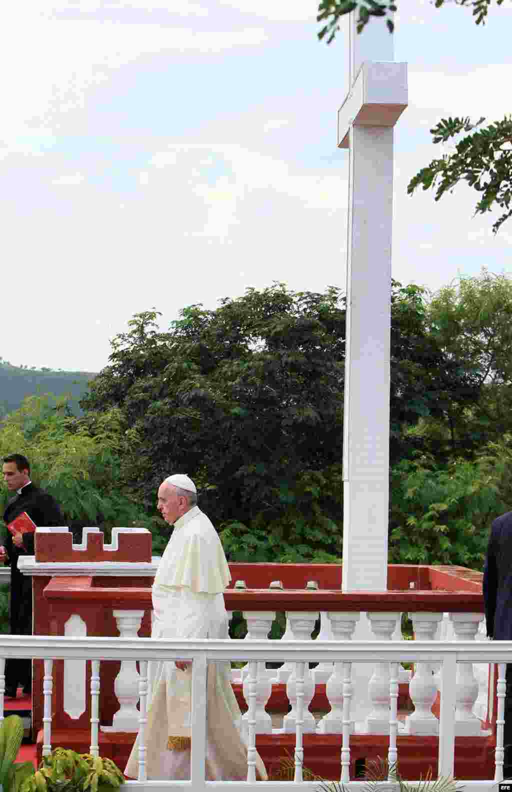 El Papa bendice a Holguín desde la Loma de la Cruz, su punto más alto.