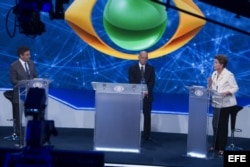 Dilma debate con el candidato presidencial del Partido de la Social Democracia Brasileña, Aécio Neves (i).