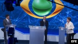 Aécio Neves y Dilma Rousseff (izq. y der. del moderador), durante un debate presidencial. 