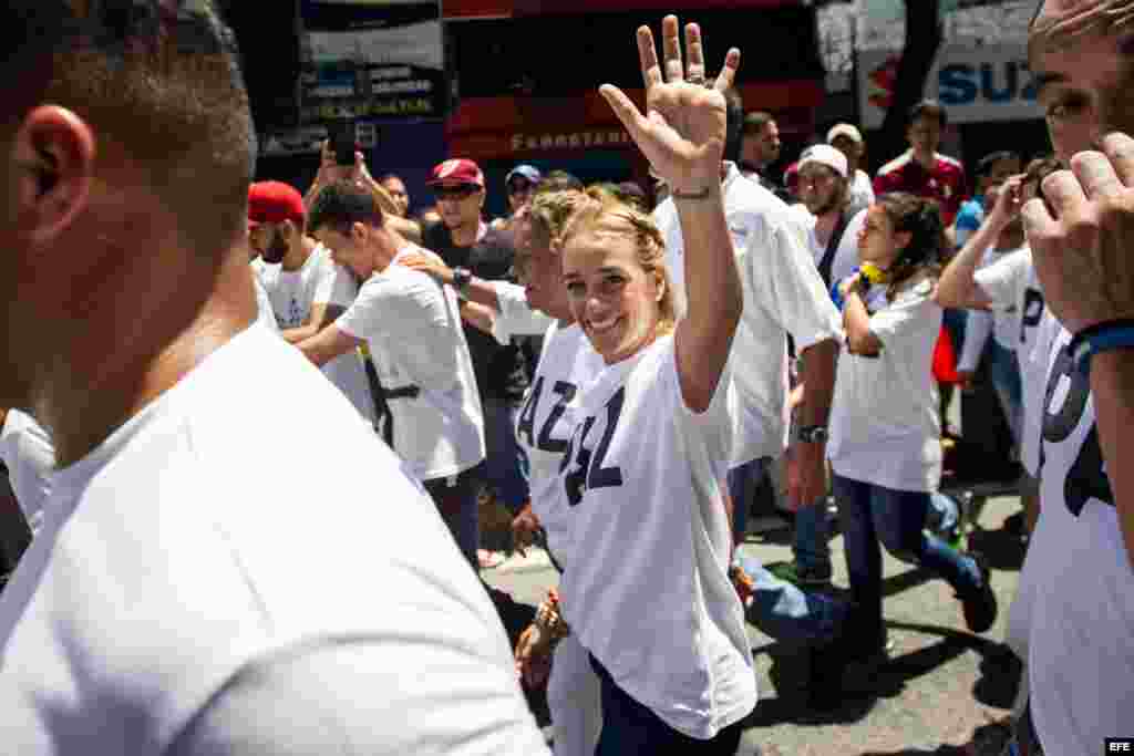 Lilian Tintori (C), esposa del líder venezolano Leopoldo López junto a miles de personas participa &nbsp;en una manifestación denominada &quot;Toma de Caracas&quot;, una marcha convocada hace semanas por la alianza de partidos Mesa de la Unidad Democrática (MUD)
