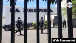 Fuerte operativo de las Fuerzas de Seguridad del Estado para allanar el diario La Prensa el 13/8/2021 (Foto cortesía de Wilih Narváez)