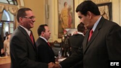 Nicolás Maduro (d) saluda a Jesús Farías, nuevo ministro de Comercio Exterior e Inversión Extranjera. EFE