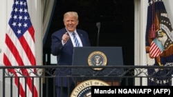 El presidente Donald Trump se presenta en un balcón de la Casa Blanca el 10 de octubre de 2020