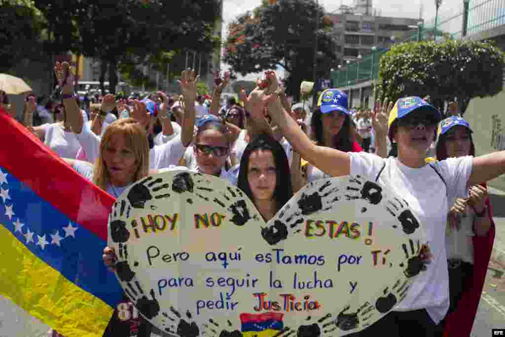Un grupo mujeres participa en una manifestación de mujeres en el suroeste de Caracas